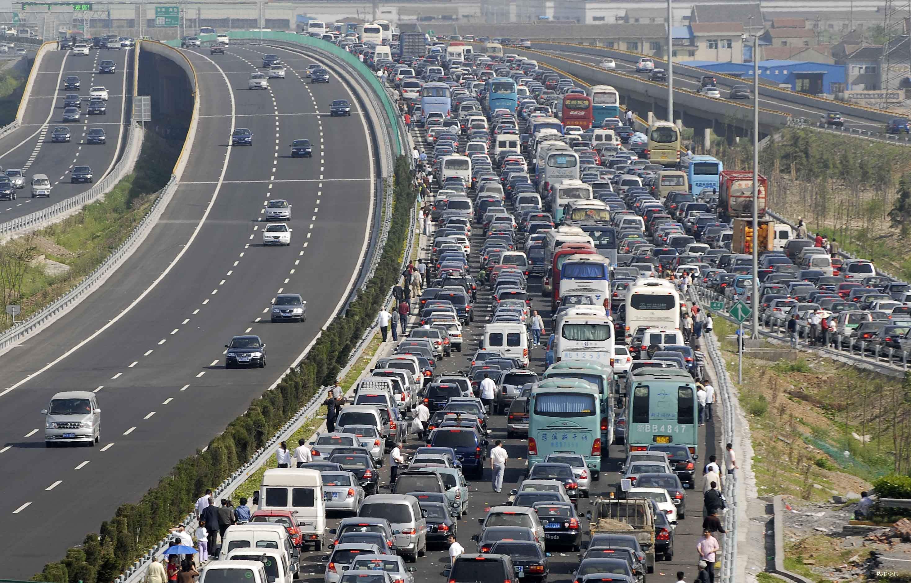 保山公安部交管局：全国道路交通流量有所下降但仍处高位运行