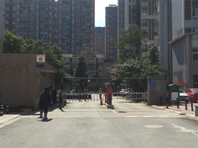 保山小区限高杆拦住救护车，家属欲起诉物业 限高杆耽搁了抢救时间？